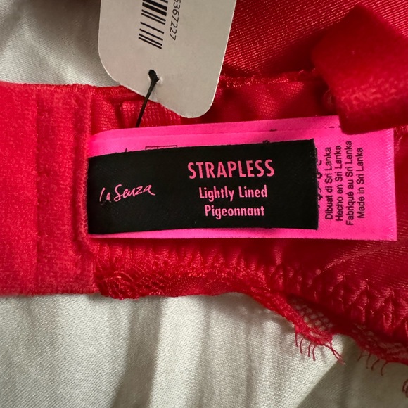 Red Bra - Picture 4 of 5